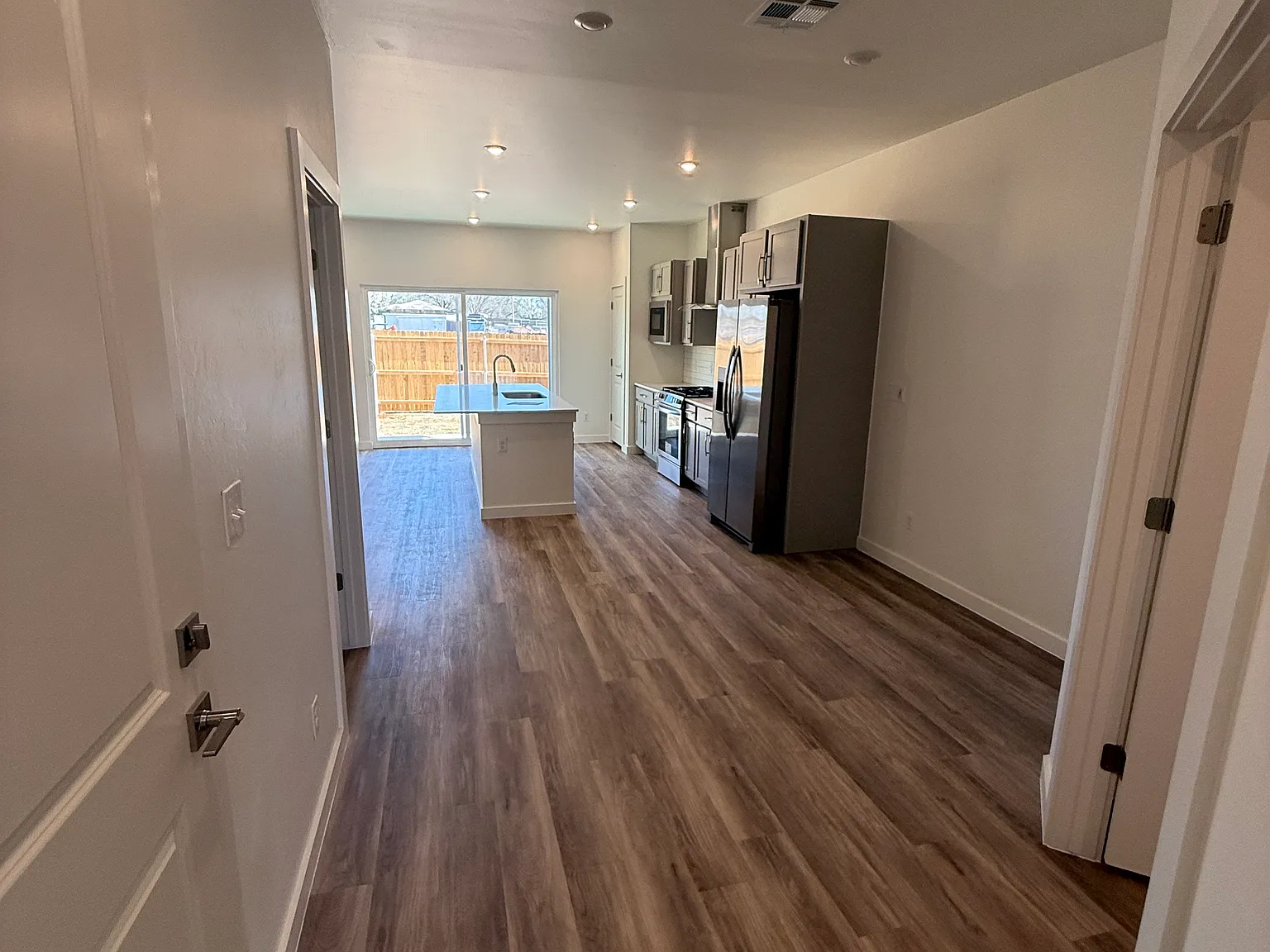 3 bed, 2.5 bath, 1700 sqft, $2,000 — Photo 3