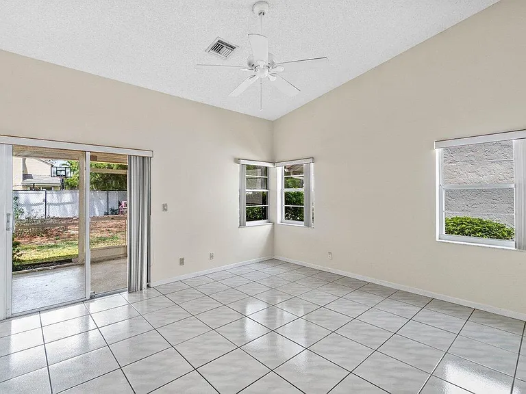 10001 Country Brook Rd — Photo 11