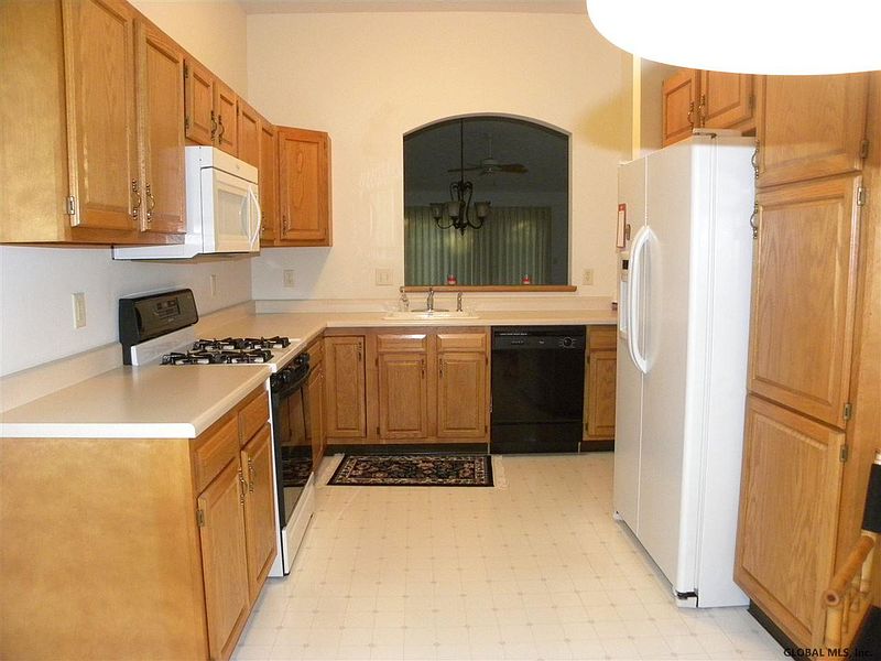 3rd image of 22 GROOMS POINTE Drive
