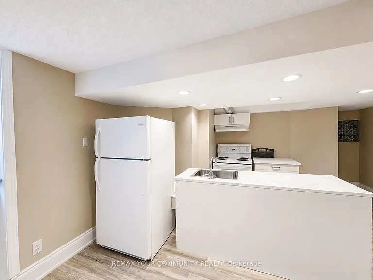 17 Morden Cres #BASEMENT — Photo 4