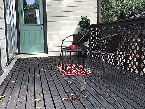 Entry deck to apartment