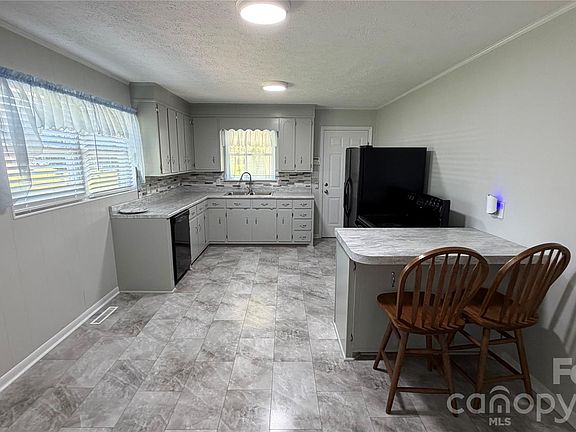 4th image of 2372 Jamestown Rd