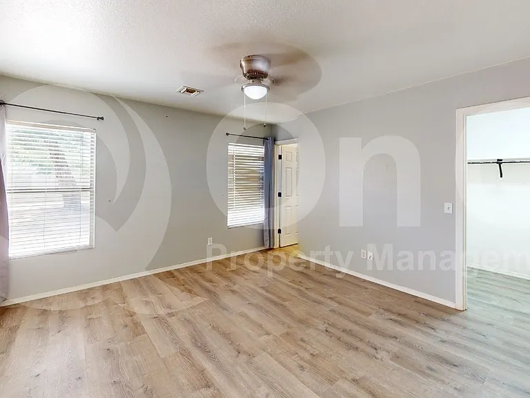 2735 E Liverpool Dr — Photo 10