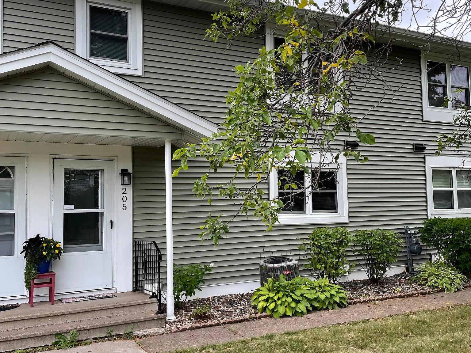 3 bed, 1.5 bath, 1656 sqft, $2,150 — Photo 1