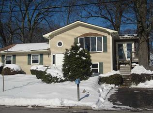 19 Canfield Ct, Warwick, RI 02889