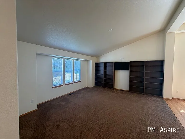 1424 Wildrose Dr — Photo 3