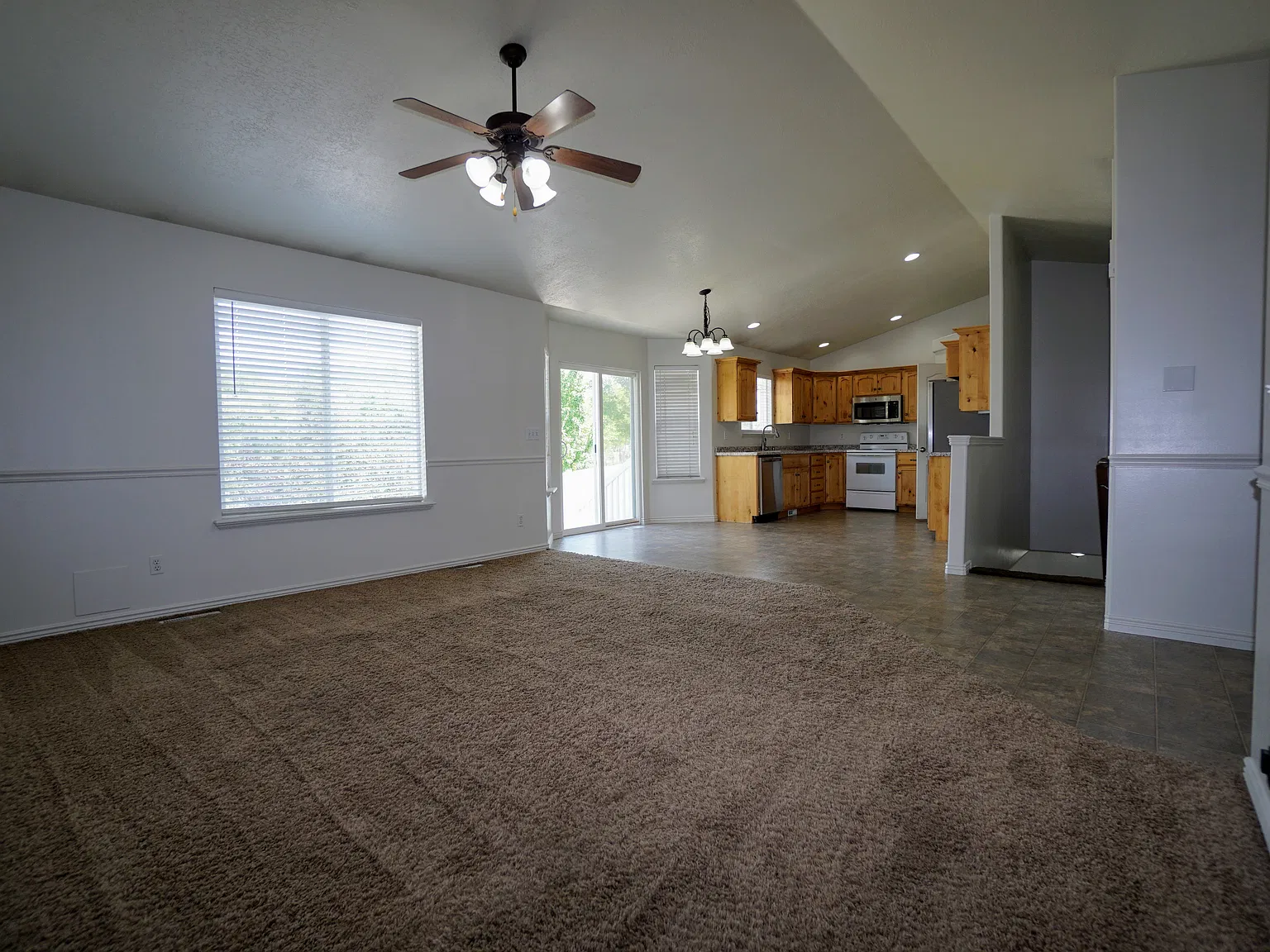 5 bed, 2418 sqft, $2,100 — Photo 4