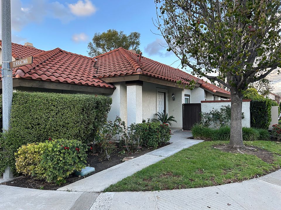 Front portion of one story condo _.