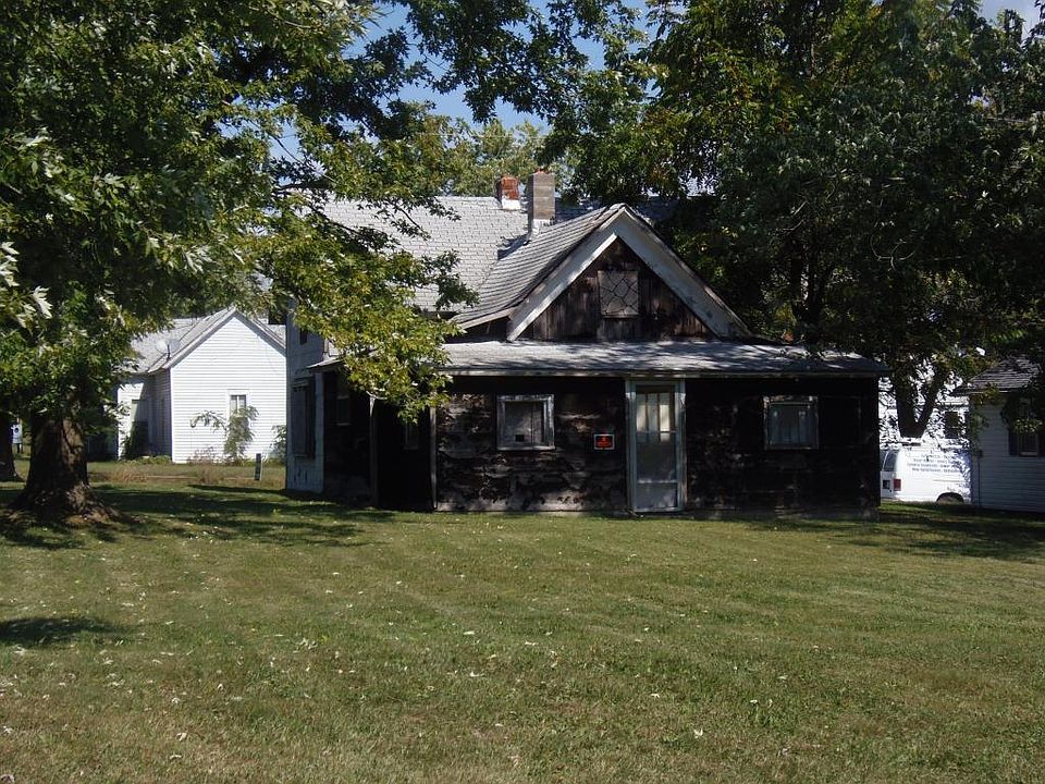 1st image of 642 W 1st St