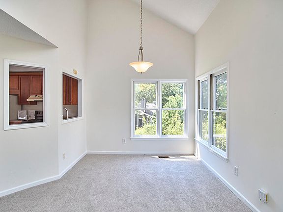 4th image of 9 Hickory Wood Sq