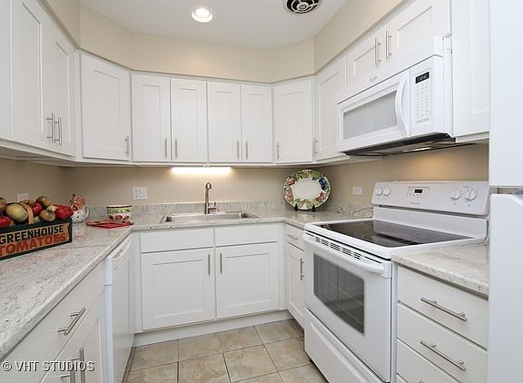 4th image of 1136 Greenleaf Ave APT 201