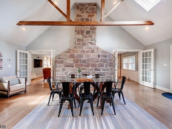 2nd image of 10 Moraine Pl