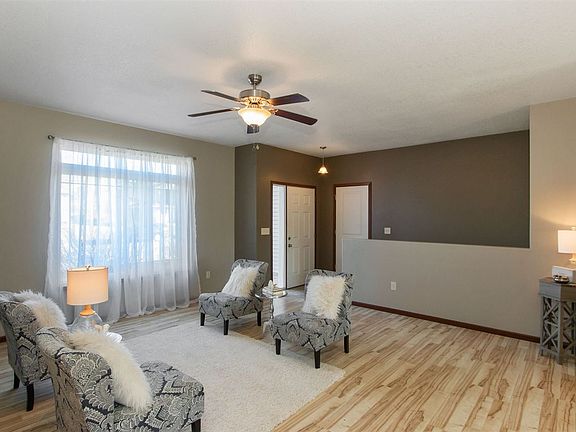 4th image of 557 Doe Ave
