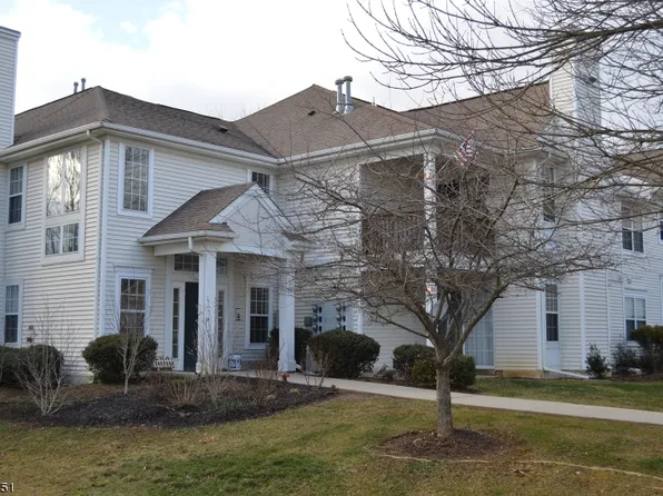 54 Overlook Dr, Stewartsville, NJ 08886