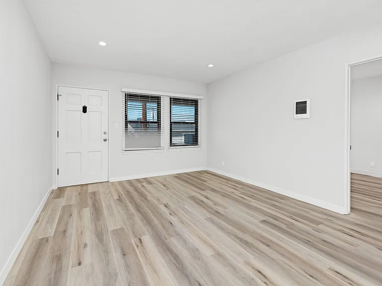 Hillcrest Great Renovated One Bedroom Apartment. — Photo 3