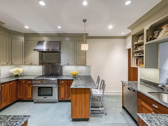 5th image of 955 Park Ave #2