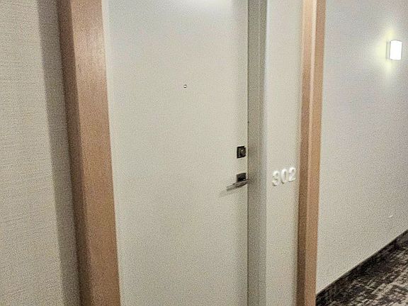 3rd image of 170 Avenue Rd #302