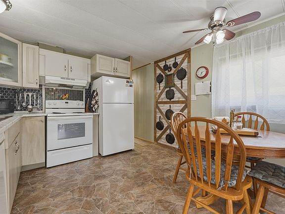 4th image of 136 Meadow Cres #31