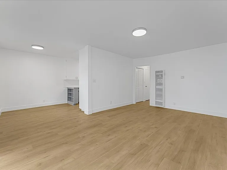 6615 Franklin Ave. — Photo 26