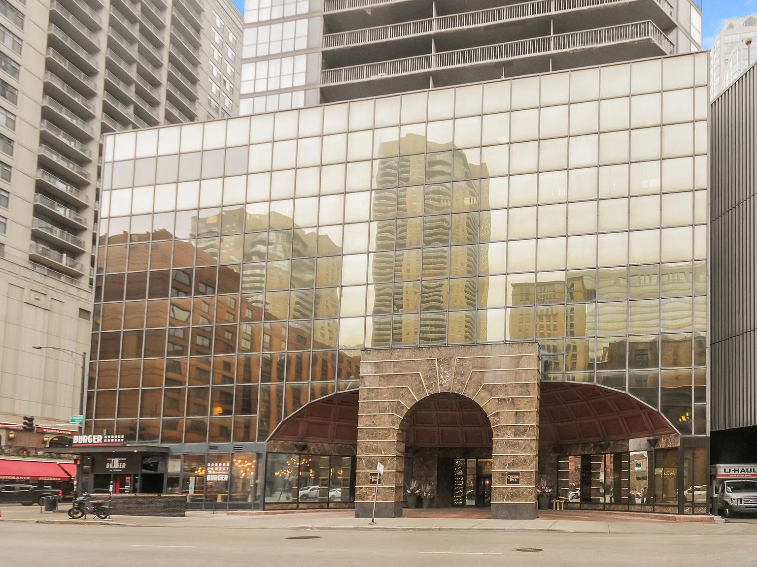 10 E Ontario Condos — Photo 2