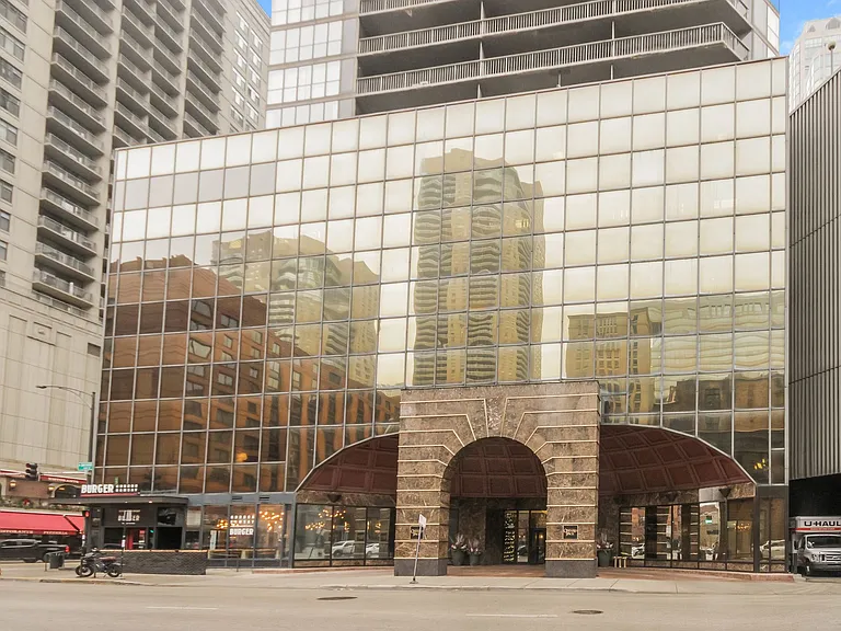 10 E Ontario Condos — Photo 2