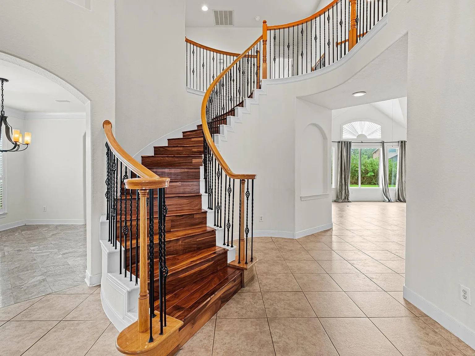 5 bed, 4.5 bath, 4245 sqft, $4,400 — Photo 4