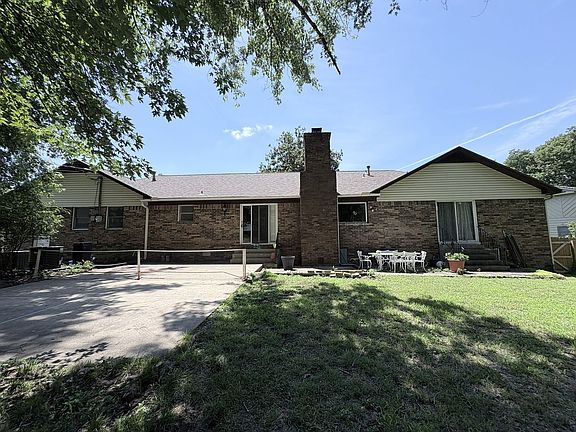 3rd image of 1365 W Twin Springs St