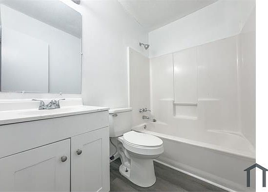 5th image of 121 Langley Dr #D