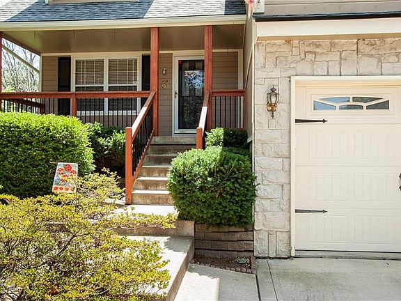 3rd image of 246 NE Chateau Dr