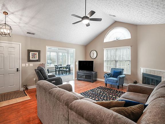 4th image of 288 Park Woods Ln