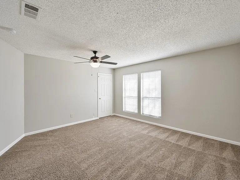 1521 Stratford Dr — Photo 4