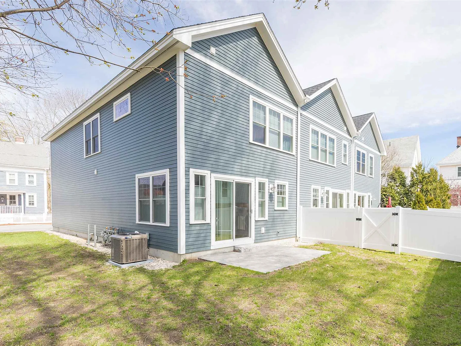 3 bed, 2.5 bath, 1368 sqft, $4,500 — Photo 3