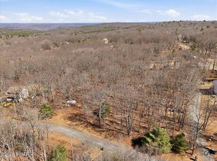 135 Hedge Hollow Ct, Greeley, PA 18425