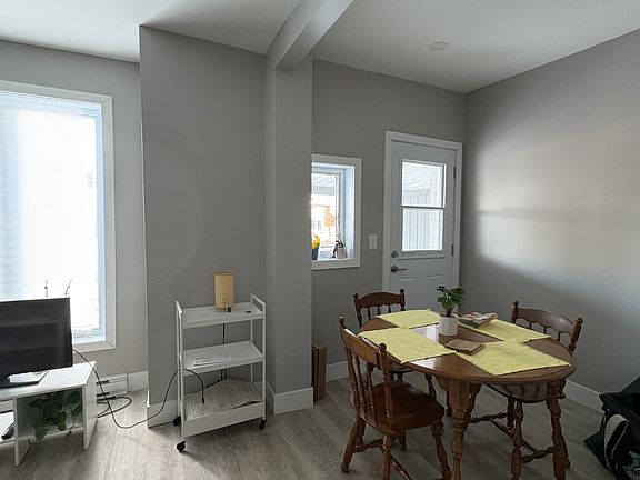 4th image of 90 Charlotte St #2