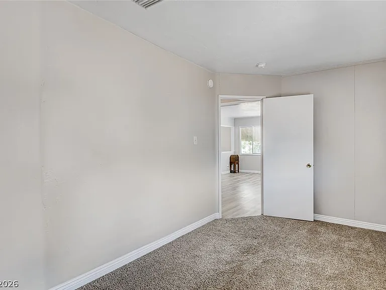 214 W Victory Rd — Photo 21