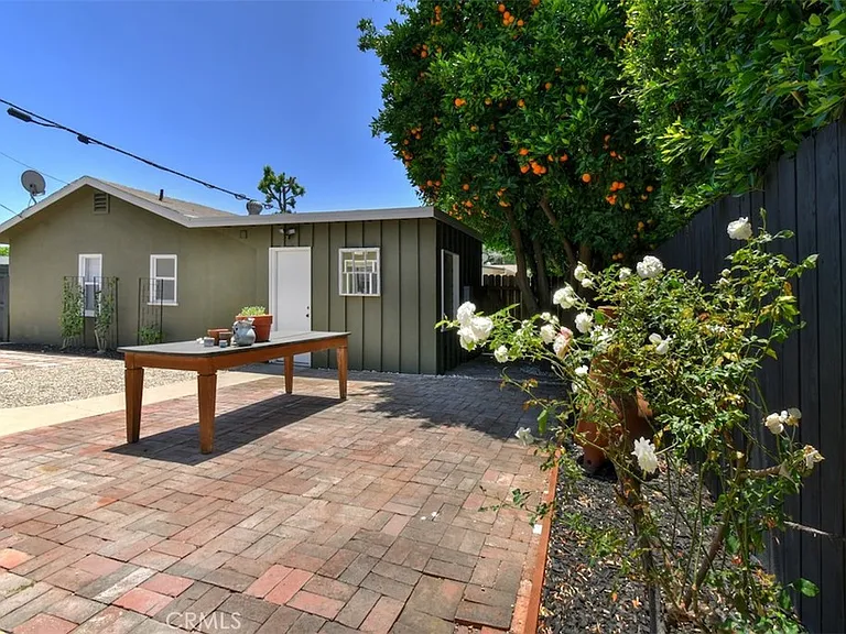 13902 Calvert St — Photo 27