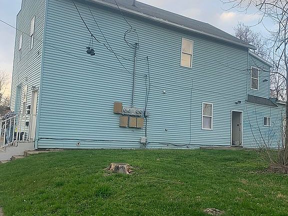4th image of 422 College St
