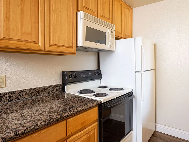 Peppertree Apartments — Photo 9