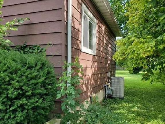 3rd image of 1075 E 1st St