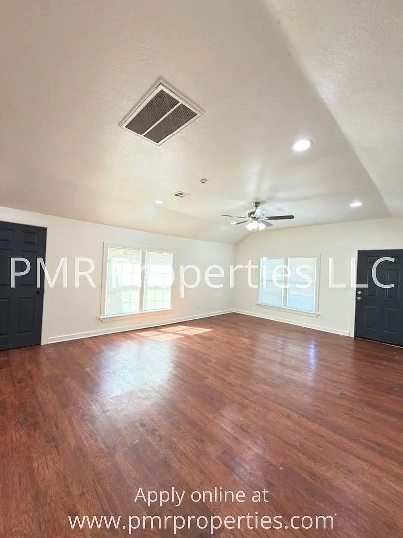 2 Bedrooms/1 Bathroom House — Photo 2