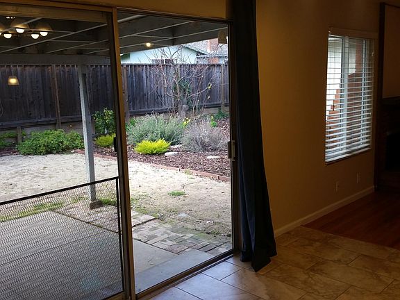 4th image of 2377 Camrose Ave