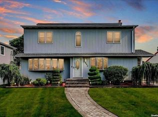 29 Amherst Ln, Hicksville, NY 11801