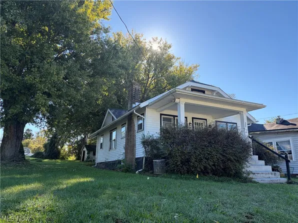 704 Warwick Ave, Zanesville, OH 43701