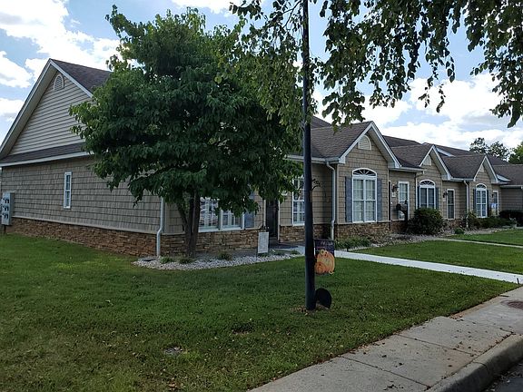 3rd image of 40 Old Tavern Cir