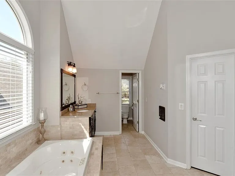 310 Windsor Gate Cv — Photo 43