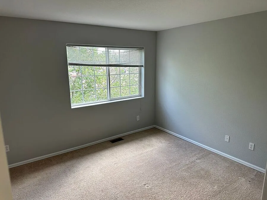 Spacious 4 Bd Condo With Water & Trash Included! — Photo 4