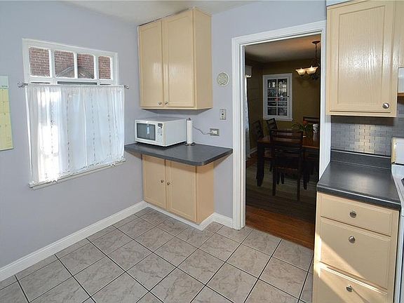 4th image of 1313 Summit St