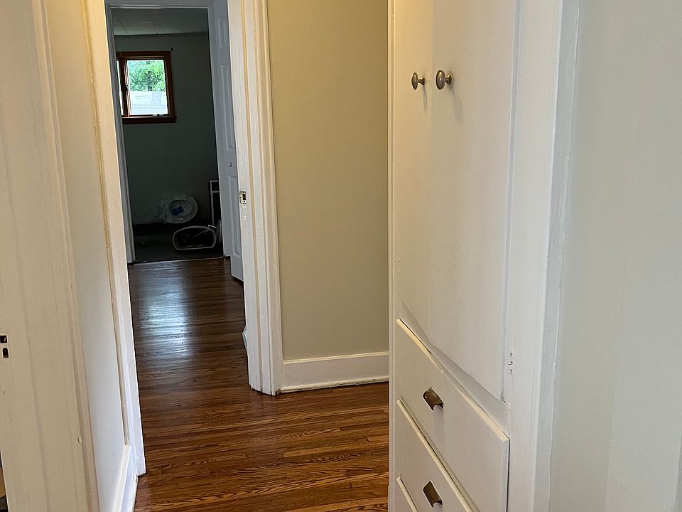 Hallway to back bedrooms