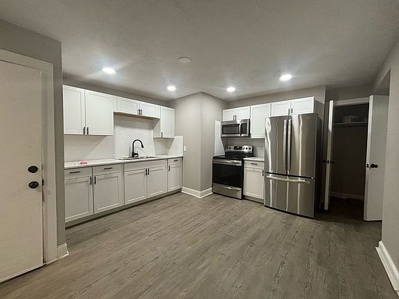 5th image of 807 Branson St #2