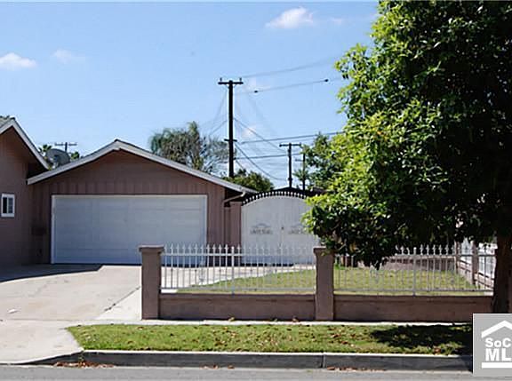 3rd image of 1900 W Cerritos Ave